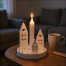 Runder Raysin‑Kerzenhalter mit drei weißen Lichthäusern in verschiedenen Größen.